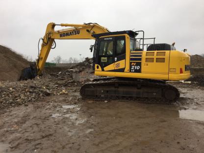 Komatsu Bagger beräumt Baufeld